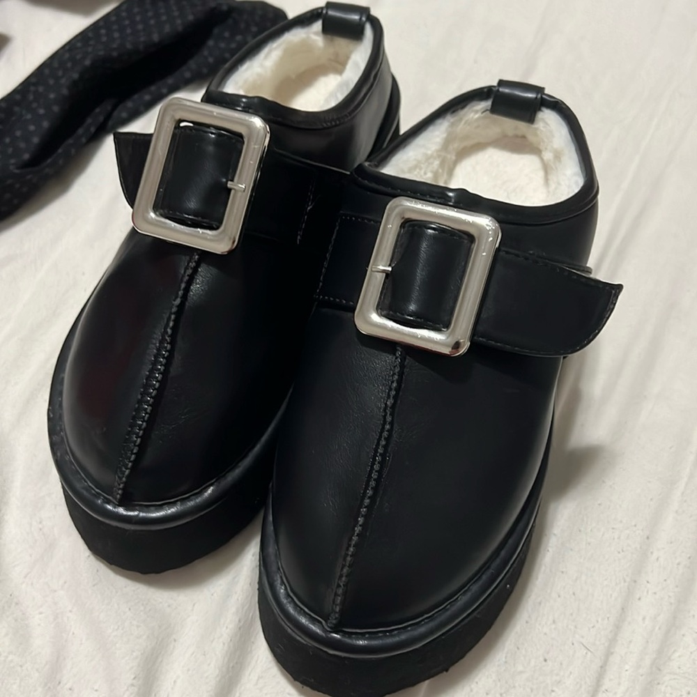 Pleather platform black slides (7.5)
